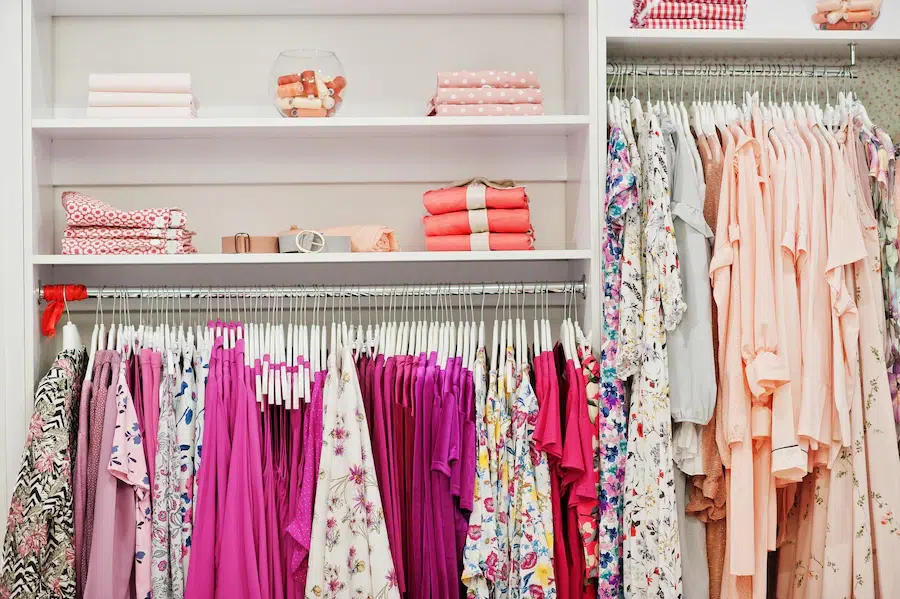 conjunto-ropa-color-rosa-femenino-bastidores-estantes-tienda-ropa-nueva-boutique-moderna-colecciones-vestidos-primavera-verano